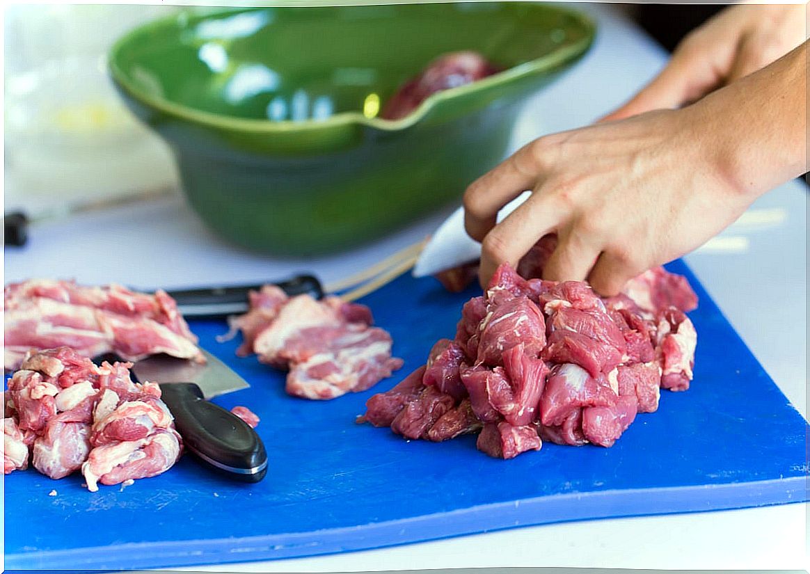 Cross contamination between meat and vegetables.