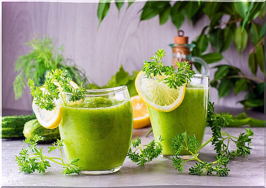 Pineapple and celery smoothie to lose weight.