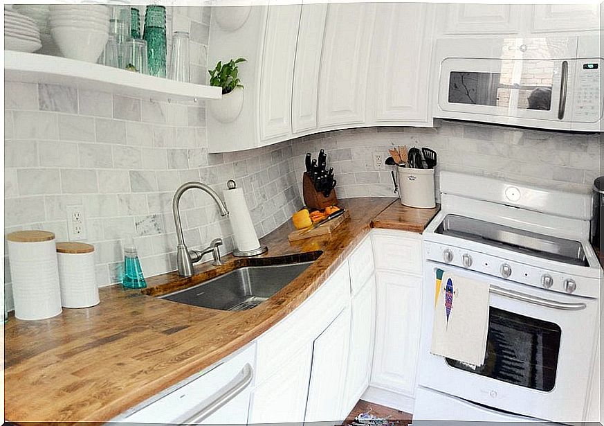 Natural products to remove grease from the countertop will allow you to have a sparkling kitchen.