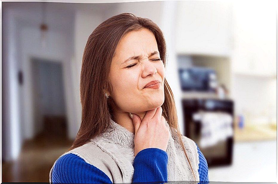 Woman with pain when swallowing