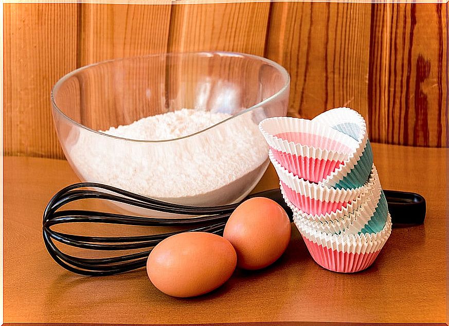 Ingredients to prepare cupcakes.