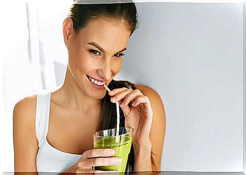 woman drinking a cleansing smoothie