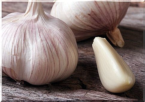 Garlic is one of the remedies to fight infections naturally