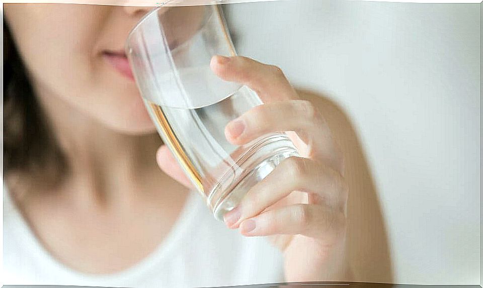 Drink water to control gastritis