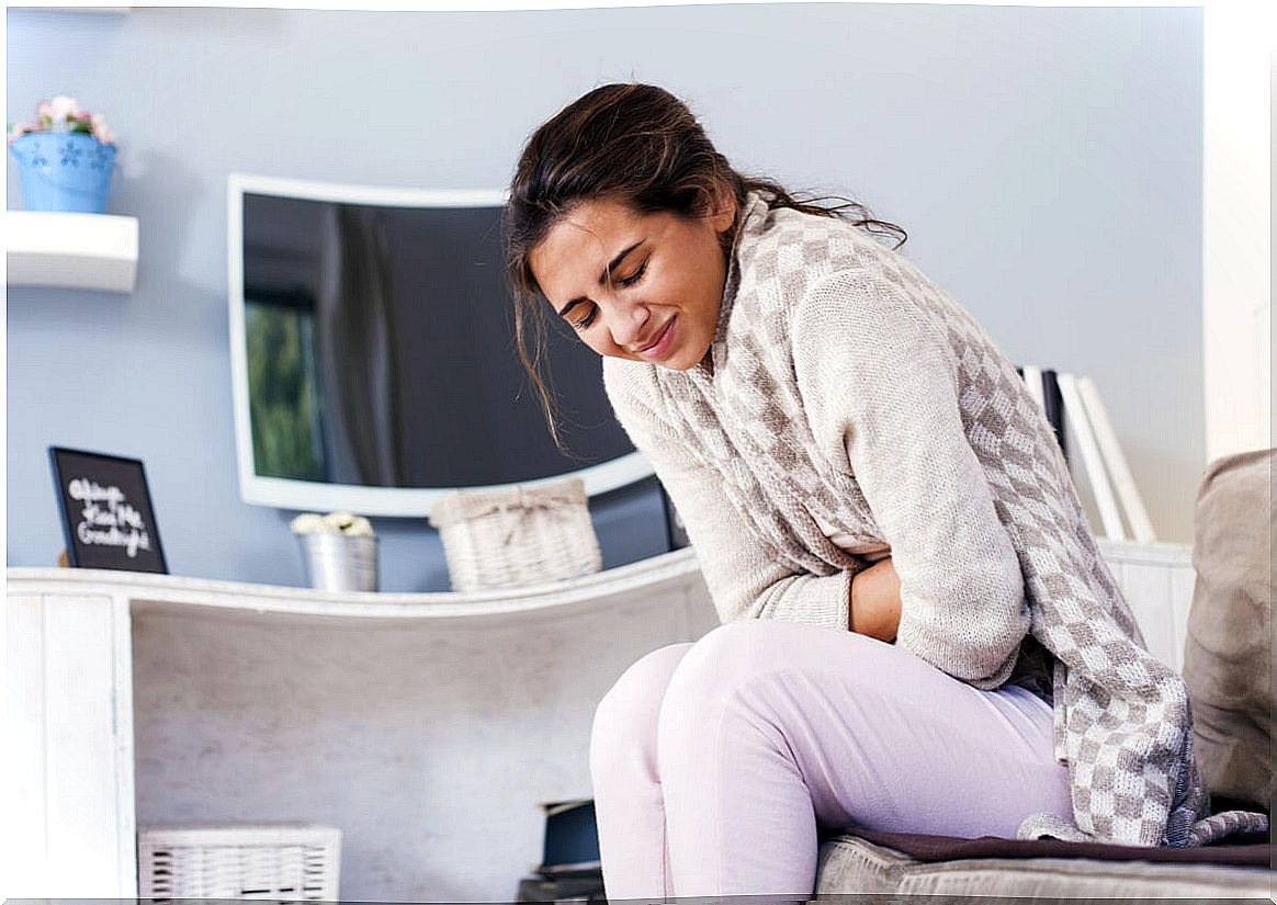 Diarrhea that a woman tries to calm with coffee and lemon.