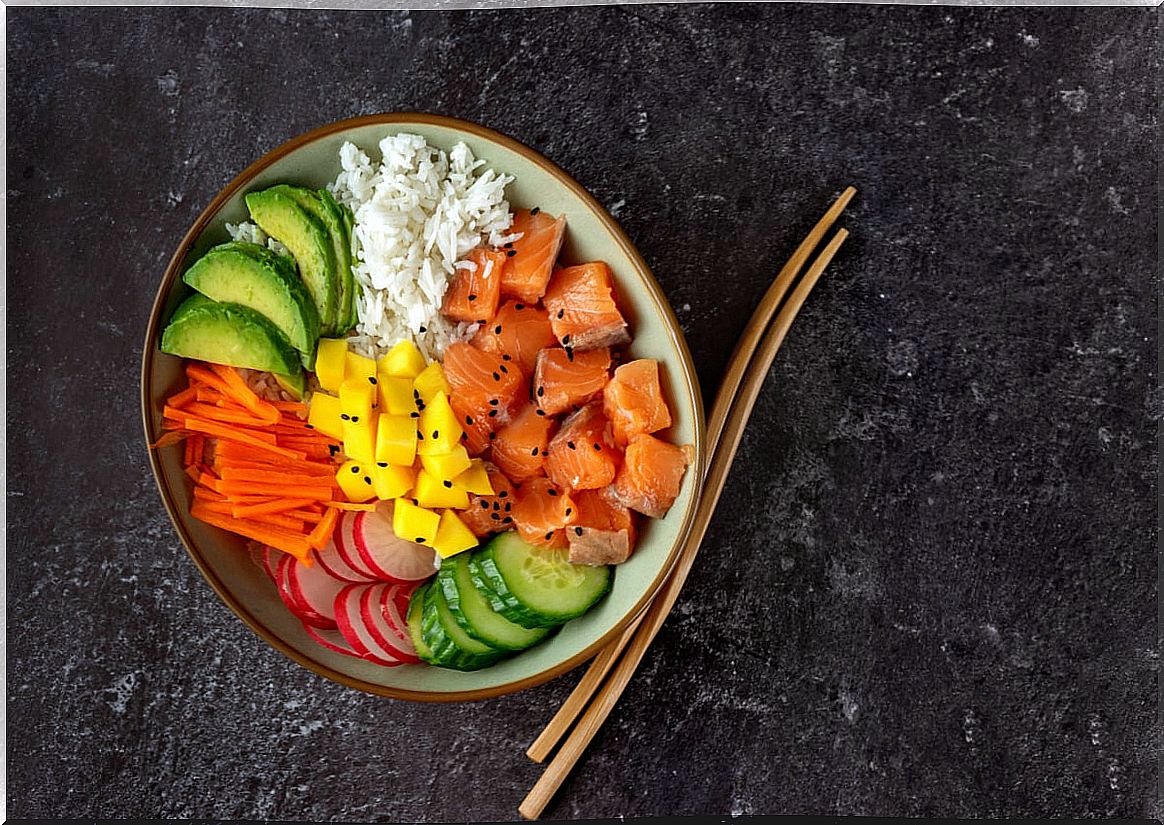 Preparation of a bowl of poke.