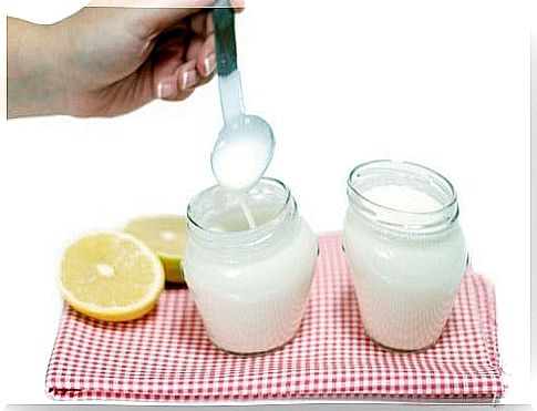 jars of yogurt with lemon