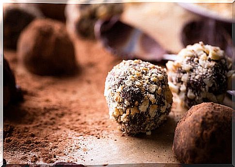 Delicious-chocolate-truffles-stuffed-with-raspberry