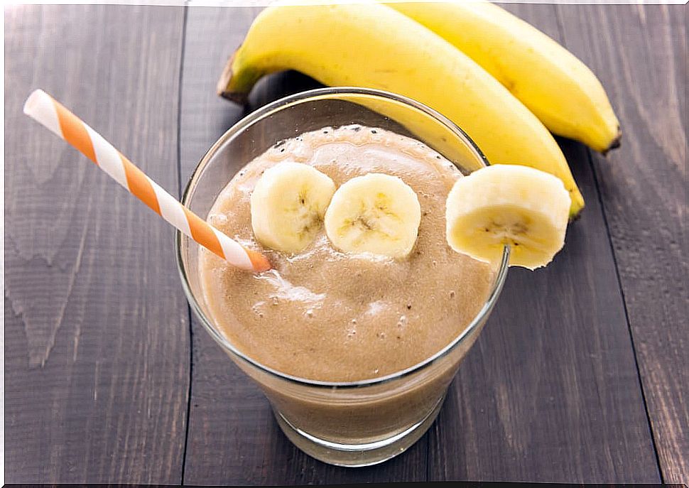 Banana smoothie with banana chunks