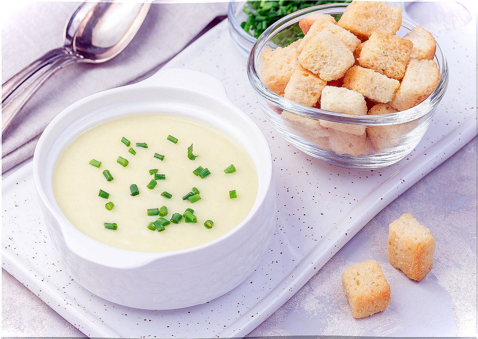 Leek cream with bread